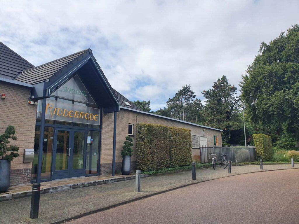 De neonverlichting aan de gevel van sauna Ridderrode